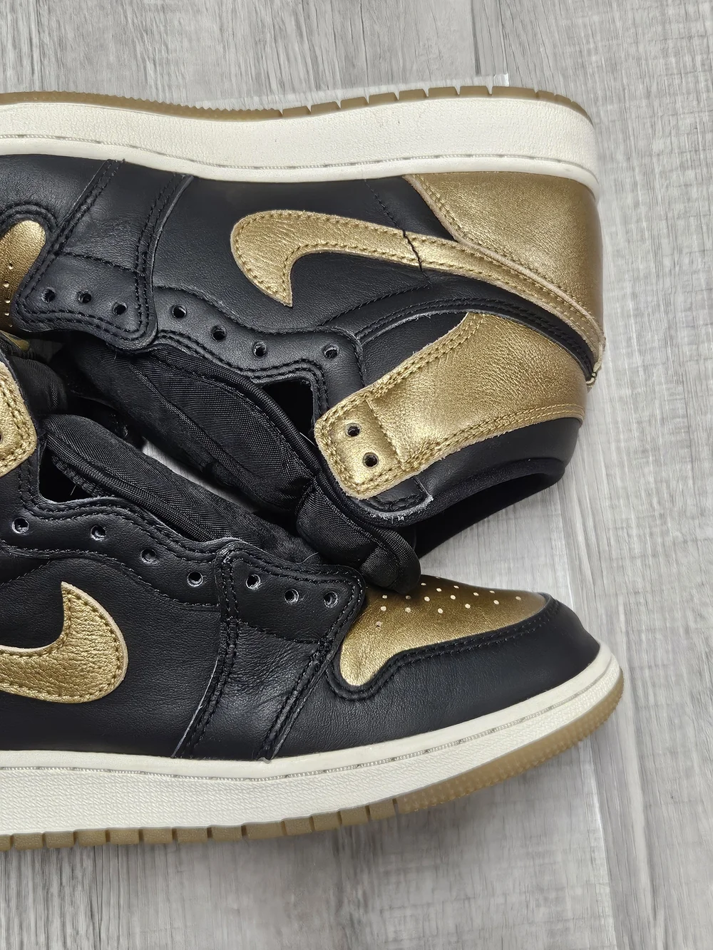 Air Jordan 1 High Black Metallic Gold